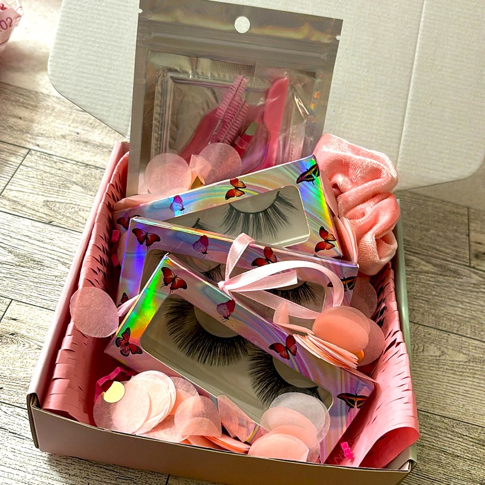 New set just released in this box we have our full lash set.